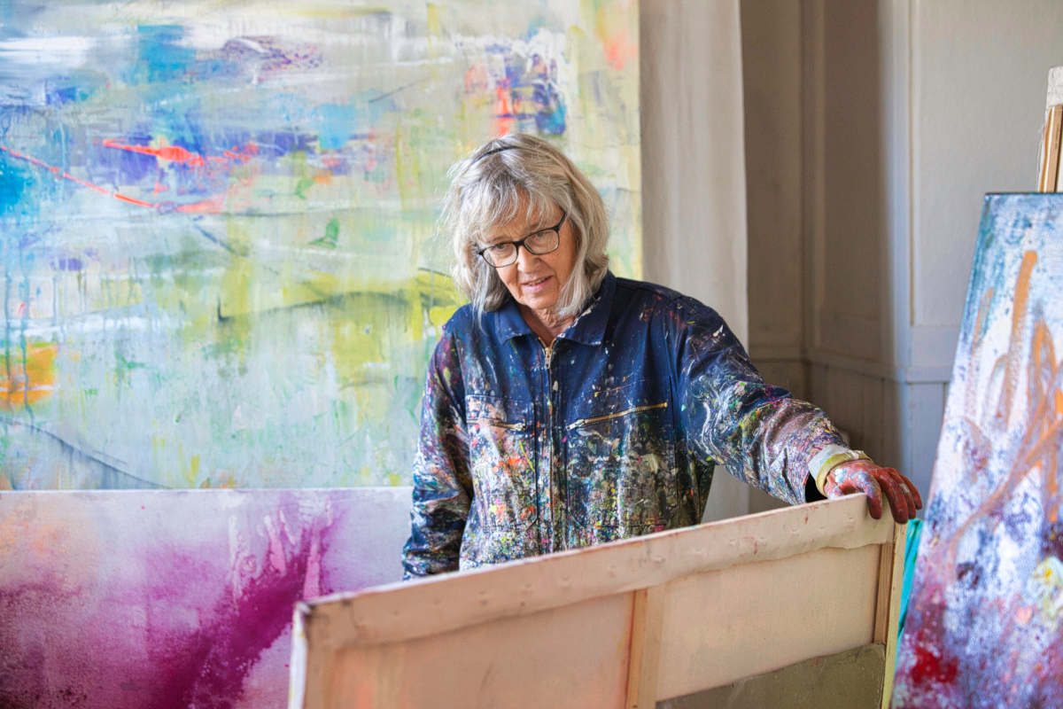 Die Künstlerin Anne Friederichsen in ihrem Atelier